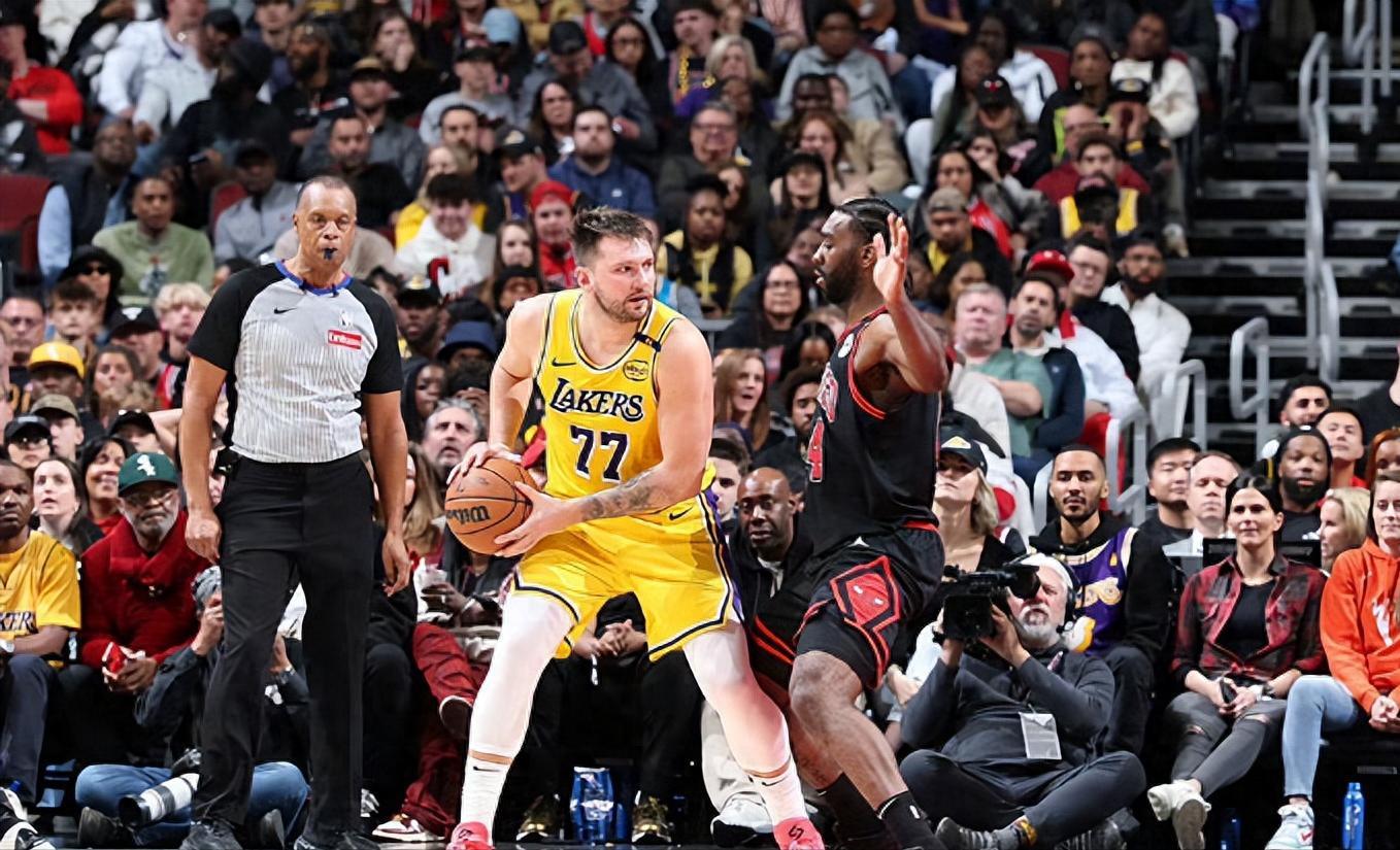 星空体育app下载-以攻代守的胜利!湖人痛揍公牛,五小打胜高机五峰,艾顿是最大败笔