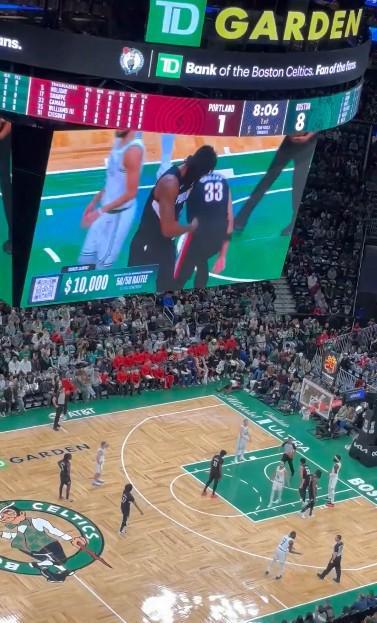 星空体育app官方网站-罗威被交易后首次回到绿军主场，绿军主场球迷为其送上掌声